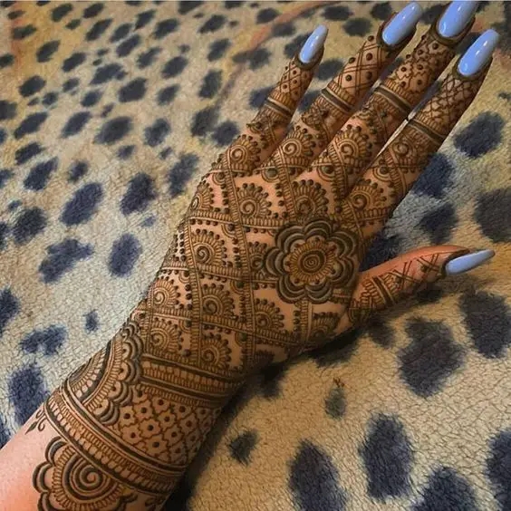 different karwa chauth mehndi design image 2023